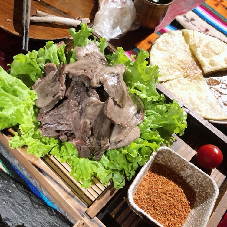 这里有藏族的温情 大口喝酒 大块吃肉