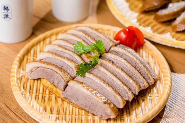 潮汕的鹅肉饭,卤味咸香配菜丰富,一碗下肚,整个下午都能量满满