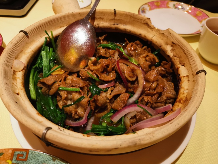 生鲜肥牛直接放进烧的极热的砂煲里炒熟而成,当食材放于瓦煲(瓦罉)中