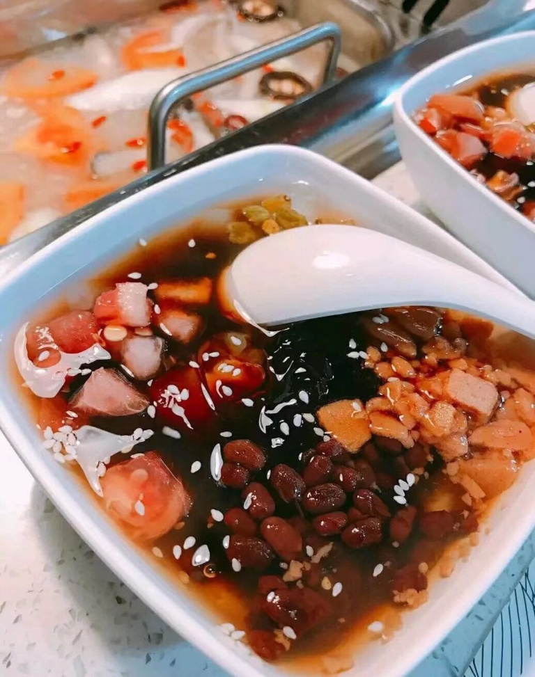 吃最凉爽舒适的冰粉.可以大快朵颐了.